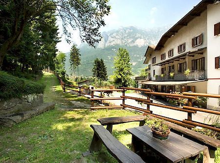 Albergo Il Castellino Darfo Boario Terme Exterior foto