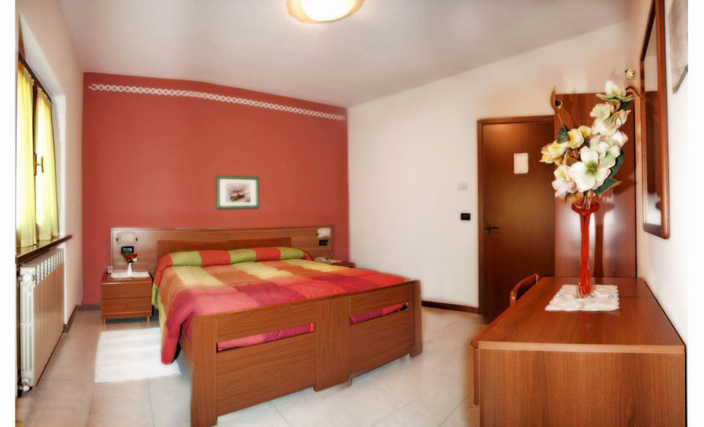 Albergo Il Castellino Darfo Boario Terme Exterior foto
