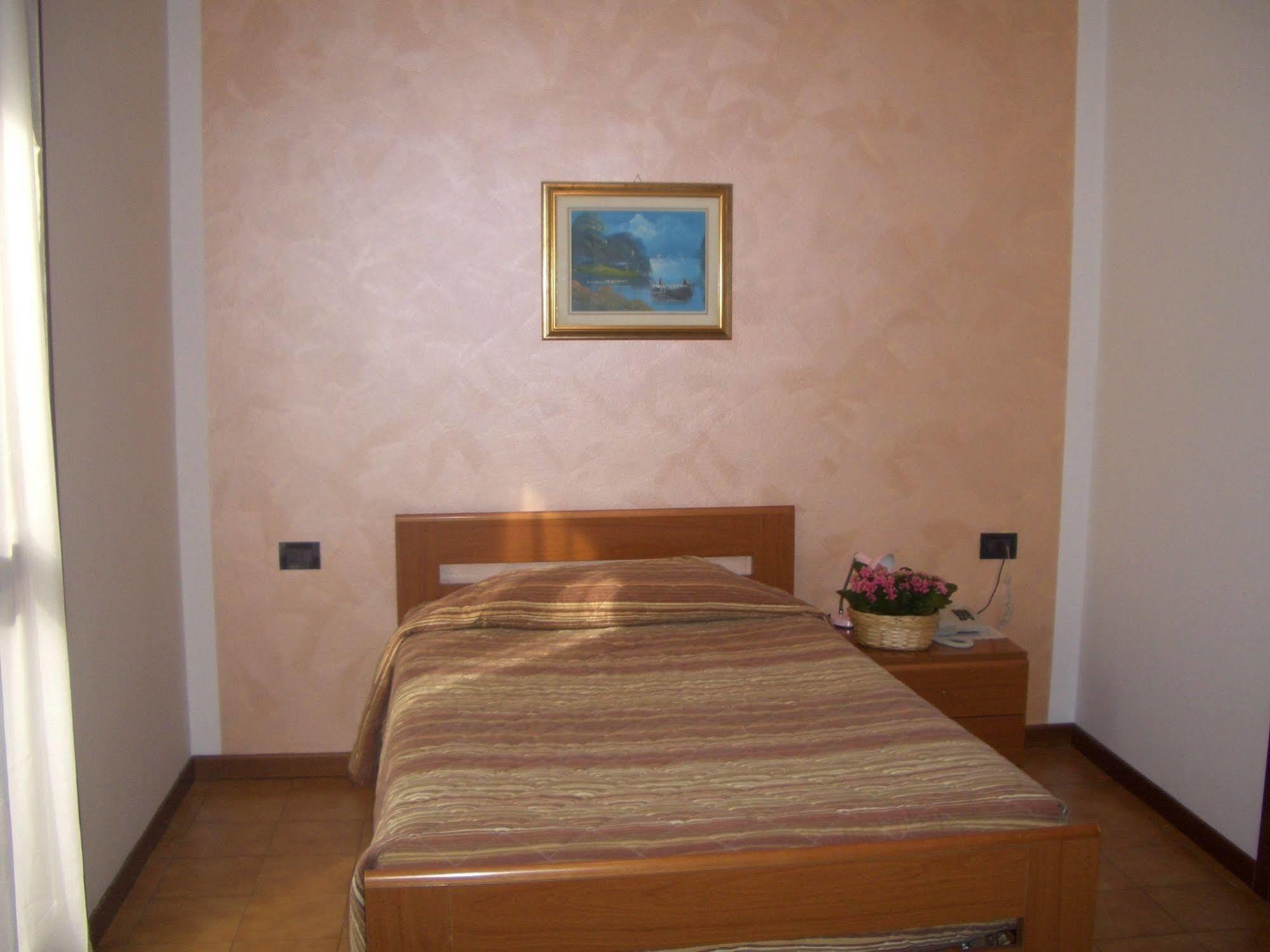Albergo Il Castellino Darfo Boario Terme Exterior foto