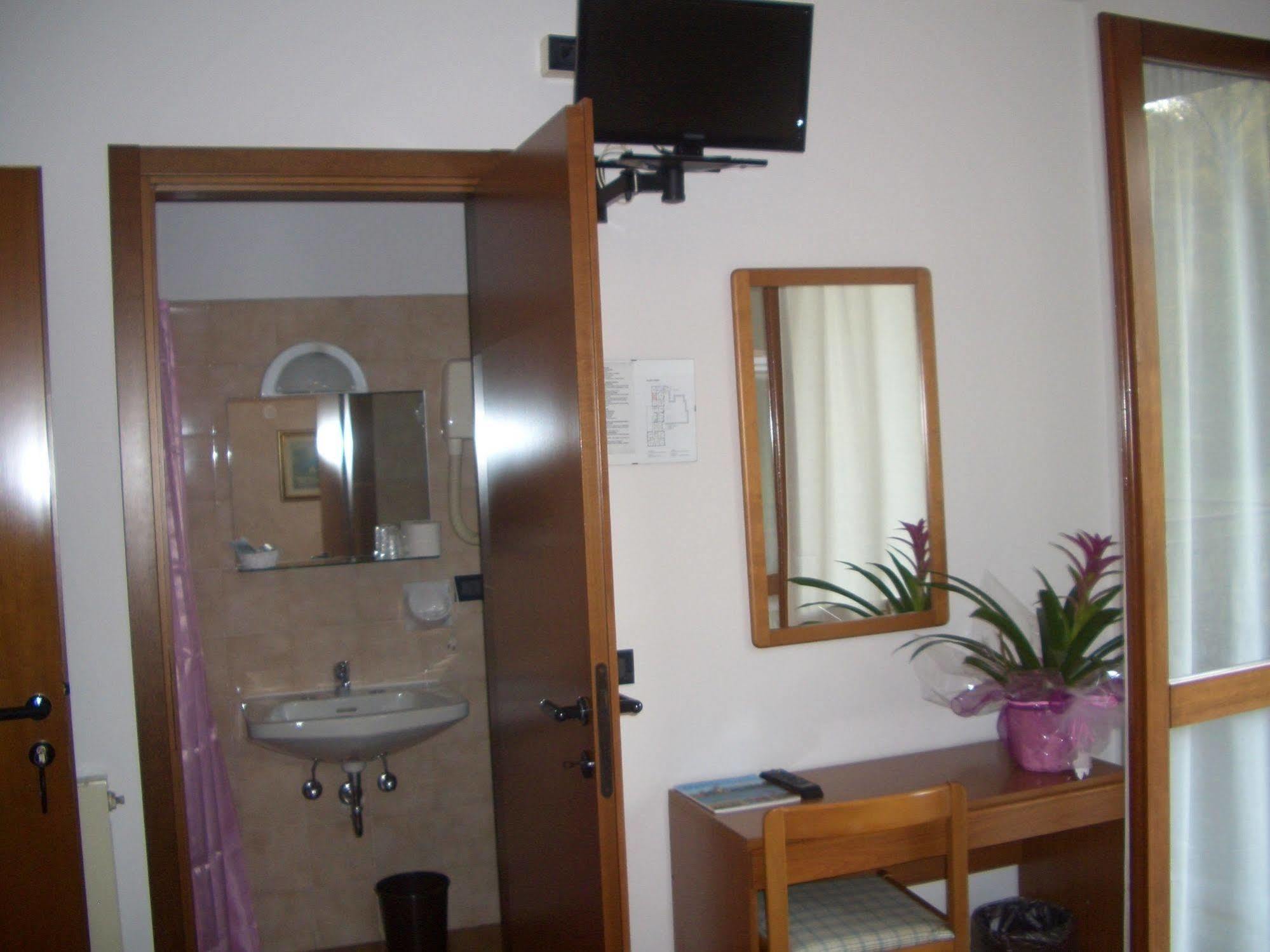 Albergo Il Castellino Darfo Boario Terme Exterior foto